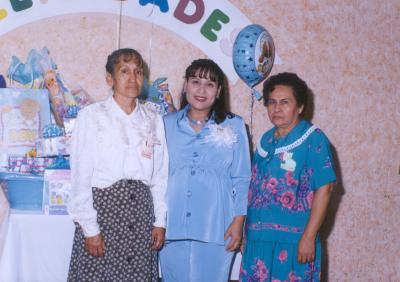 Sra. Elizabeth Nasser de De Santiago en compañía de Raquel de Nasser y Ofelia de De santiago, organizadoras de su fiesta de canastilla efectuadas en días pasados.