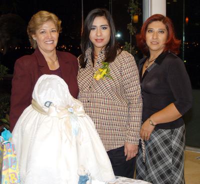 Claudia Fabiola Medina de Fernández acompañada de las anfitrionas de su fiesta de regalos María del Carmen Delgado de medina y María del Carmen Medina