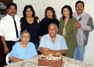 El señor Miguel Aguilar  Parrilla festejó su 70 aniversario de vida en compañía de sus hijos Luz Elena, Maile, Diana, Arturo y Brenda y de su esposa la señora de Aguilar.