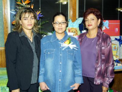 Esther Díaz Alvarado de Silva acompañada de María Teresa González de Silva y Lorena González organizadoras de su fiesta de canastilla.