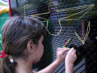 Luego de su inauguración, estudiantes de preescolar y primaria de diferentes instituciones educativas de la localidad disfrutaban al máximo de la Pared de Clavos —formada por palillos de plástico que a la presión del cuerpo por uno de sus extremos, toda la anatomía logra dibujarse por el otro lado—. 

“Es fascinante, lo máximo para mí”, confesó Dulce Teresa, estudiante de quinto año.