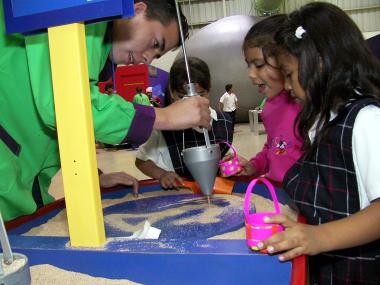 En el taller Qué Rico Pan, junto con sus compañeros de primaria estaba Carlita quien depositaba trigo en un molino, “estoy muy contenta porque ahora sé como se hace la harina y también las vitaminas que contiene el pan, que me gusta mucho, pero que ahora ¡me facina!”.