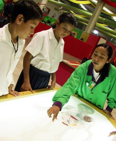 En una superficie de cuatro mil 500 metros, niños de diferentes instituciones escolares podrán disfrutar, vivir, sentir y palpar cada una de las experiencias que adquirirán a través de las exhibiciones que presenta este museo.