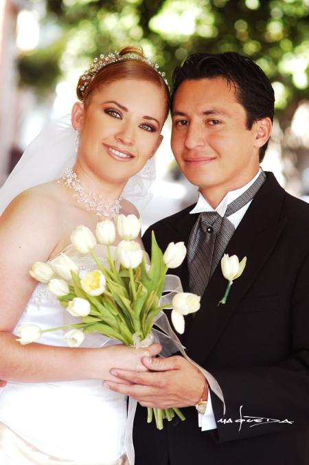 Lic. Alberto Ledesma Meza e Ing. Sandra Judith Martínez Ramírez contrajeron matrimonio religioso en la iglesia de San Felipe de Jesús el 18 de octubre de 2003.

Estudio: Maqueda. 