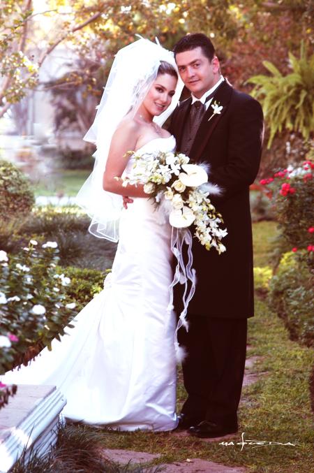 Sr. Alejandro Veyán Humphrey y Srita. Paola Boehringer Farías recibieron la bendición nupcial en la parroquia Los Ángeles el 17 de octubre de 2003.


Estudio: Maqueda. 