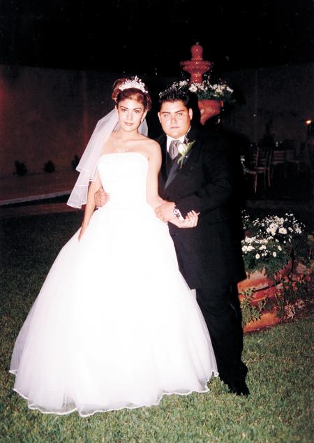 Sr. Ángel Ignacio Martínez Ceñal y Srita. Irene Esther Reyes Valadez recibieron la bendición nupcial en la parroquia de San Pedro Apóstol el cuatro de octubre de 2003.