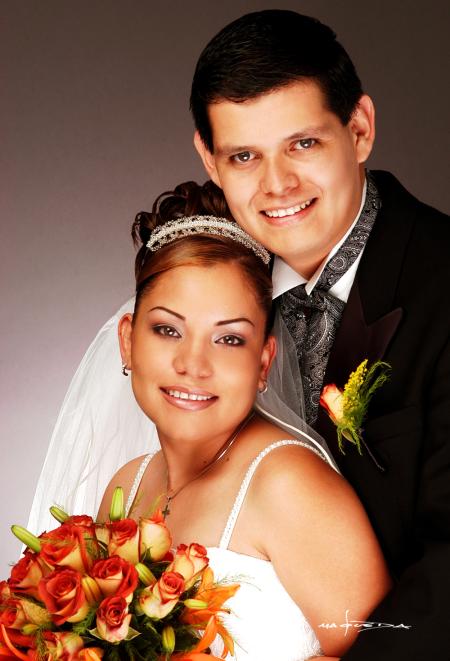 C.P. Omar Bordallo Castillo y C.P. Zaide Zulema Zúñiga Sandoval contrajeron matrimonio en la iglesia de la Inmaculada Concepción el cuatro de octubre de 2003.


Estudio Maqueda