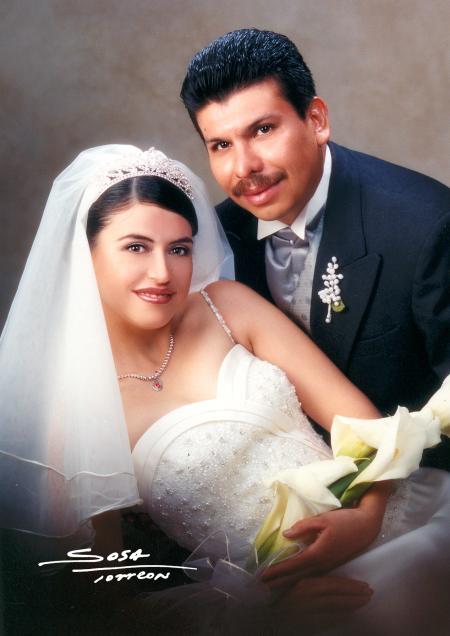 Dr. Sergio Cruz Arroyo y Srita. Rosa de Guadalupe Rivera Rivera contrajeron matrimonio religioso en la capilla San José de la Casa de la Madre Lola el 18 de octubre de 2003.


Studio Sosa