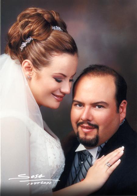 Ing. Xavier González de la Rosa y C.P. Alma María González Treviño recibieron la bendición nupcial en la parroquia de San Pedro Apóstol el 18 de octubre de 2003.


Studio Sosa