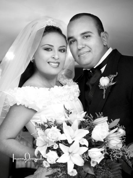 C.P. José Manuel Maldonado Valenzuela y Srita. Violeta Ivet Cabrera Hernández contrajeron matrimonio religioso en la parroquia de Nuestra Señora de la Virgen de Guadalupe el seis de septiembre de 2003.

Estudio Laura Grageda