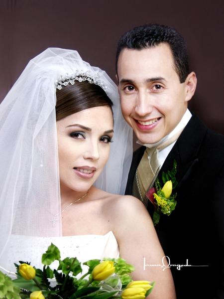 L.C.I. Jesús Alday Cuéllar y C.P. Liliana González Tinajero contrajeron matrimonio en la parroquia Los Ángeles el 25 de octubre de 2003.

Estudio Laura Grageda