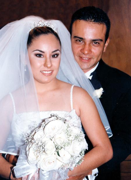 Sr. Eduardo Galindo Fierro y Srita, Brenda Esperanza González Franco contrajeron matrimonio religioso en la parroquia de La Sagrada Familia el 15 de noviembre de 2003.