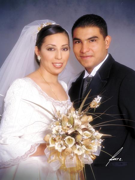 Sr. Mario Adolfo Vázquez Sánezpardo y Srita. Brisa Alejandra Cruz de Santiago contrajeron matrimonio religioso en el Santuario del Cristo de las Noas el 21 de noviembre de 2003.

 
Estudio: Alfredo Martínez.