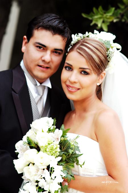 Sr. Ramiro Enríquez Máynez y Srita. Mónica Barba Pastrana recibieron la bendición nupcial en la parroquia de Nuestra Señora de la Virgen de la Encarnación el 15 de noviembre de 2003.


Estudio Maqueda