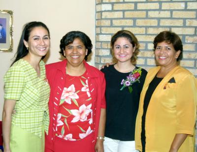 Karla Ortiz  Oropeza  acompañada de las organizadoras de su despedida de soltera, San Juana Adame Escamilla, Gloria Adame Escamila y América Zamora Adame.