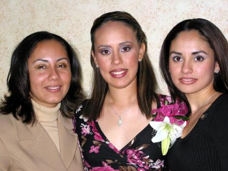 Judith Balboa Malerva en su fiesta de despedida acompañada De su hermana Brenda y su cuñada Rocío Saldaña.