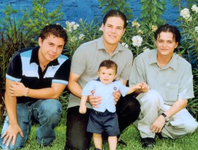 Pablo y Javier Armendáriz Reyes Retana y Francisco Arroyo Luna, padrinos del pequeño Diego Armendáriz Arroyo el día que recibió las benditas aguas del bautizo.