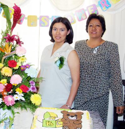 Claudia Flores Salas acompañada de su mamá María Salas Nevares el día de su fiesta de canastilla.