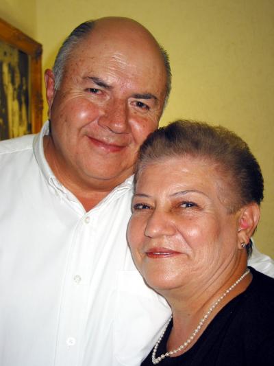 Enrique Favela Aguilera junto a su esposa Laura Estela Varón de Favela el día que festejó su cumpleaños.