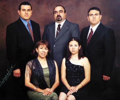 Lic. Octaviano Sánchez Sánchez y Lic. María del Carmen García Hernández celebraron su 25 aniversario de bodas de plata matrimoniales en compañía de sus hijos.