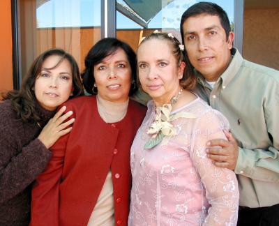 Señora Cecilia Guadalupe Aguilera de Reyes, en compañía de sus hermanos Paty, Guadalupe y Humberto.