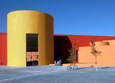 Una luz de esperanza se encenderá para miles de niños y jóvenes del norte del país, con algún padecimiento neuromusculoesquelético, al inaugurarse el lunes cinco el Centro de Rehabilitación Infantil Teletón (CRIT) de Coahuila y del norte de México, donde cientos de ellos, de entre un año y 18 años de edad podrán recibir atención médica y sicológica, para lograr su rehabilitación integral.