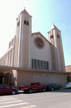 El origen de la Catedral de Nuestra Señora del Carmen recordará siempre la gran labor misionera que realizaron los padres Carmelitas durante su estancia por Torreón; ellos fueron los fundadores de este recinto religioso. 
En 1912 los Carmelitas llegaron a Torreón. En un principio, se instalaron en un domicilio ubicado frente al Mercado Villa. La iniciativa del levantamiento de la parroquia del Carmen, hoy Catedral, se debió al señor obispo Echavarría. 
Domingo Pitarch Rico, sacerdote Carmelita, fue el primer párroco de la Catedral de Nuestra Señora del Carmen. 
Con el levantamiento de la Diócesis de Torreón, esta parroquia quedó como Catedral -que es lugar propio del señor Obispo- desde el 19 de abril de 1958.