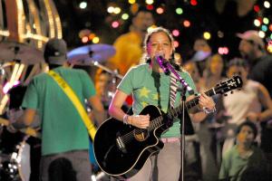 La multipremiada adolescente mexicana Natalia Lafourcade deleitó a la juventud con su hit 'En el 2000'.