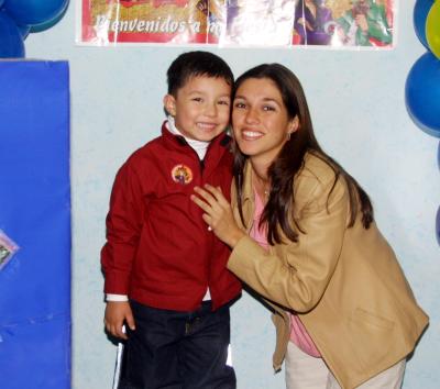 Luis Manuel Becerra Escárcega acompañado de su mamá Marisol Escárcega de Becerra en la fiesta infantil que le organizó con motivo de su cumpleaños.