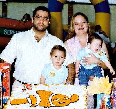 El pequeño Miguel Adrián acompañado de sus padres Héctor Miguel Hernández y Adriana Velasco y de su hermanito Daniel Alejandro en la fiesta  que le organizaron por su cumpleaños.