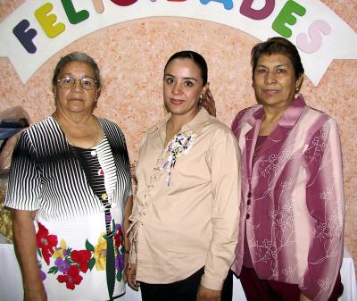 Graciela Caballero de Garza en compañía de las organizadoras de su fiesta de regalos, Concepción Luévanos de Caballero y María Santos Rodríguez Caldera.