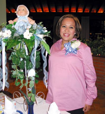 Beatriz Simora Rivadeneyra de Flores recibió sinceras felicitaciones por el cercano nacimiento de su bebé.