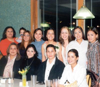 La cercana contrayente Ivonne Chávez acompañada de sus amigas en la fiesta que le organizaron por su cercano matrimonio.