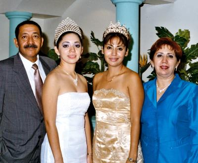 Señores Enrique Flores de la O y Lupita Ramos de Flores en compañía de sus hijas Vanessa y Adriana reina saliente y actual del Club de Leones de Gómez Palacio.