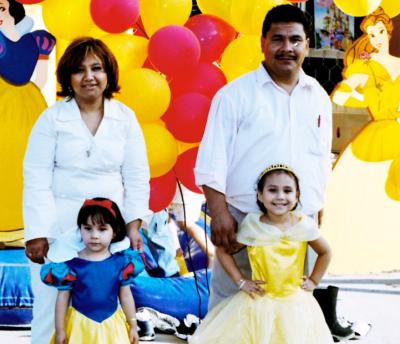 Bibiana Cistlalli y Brianda Sabrina acompañada de sus papás, Joaquín De Santiago y Sonia Hernández de De Santiago en la fiesta que les organizaron con motivo de sus cinco y tres años de vida respectivamente.