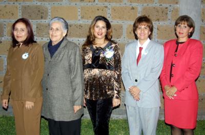 Albertine Acevedo de Dávila en compañía de algunas invitadas a su fiesta de canastilla.