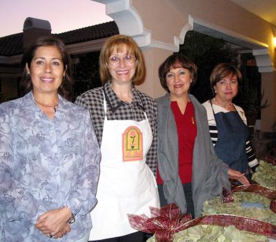 06 de diciembre 
Susana de Escabosa, Lenny de Gilbert, Alma de Garza y Susana de González en una sesión de trabajo del Club de Jardinería La Rosa.