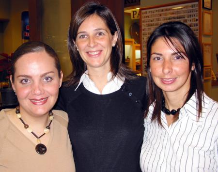 Isabel Vicario de Murra acompañada por Lorena Rodríguez de Buendía y Blanca Ramírez de Murra en la fiesta de regalos que le ofrecieron en honor del bebé que espera.