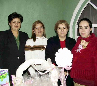 Berenice Enríquez de Cobián con las organizadoras de su fieta de canastilla, Lorena Turrubiate de García, Esmeralda García de Castañeda y Lupita de Enríquez.