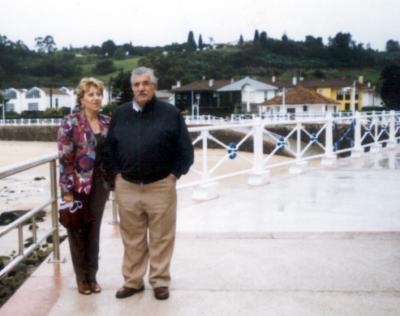 Señor Miguel Ángel Cayarga Suárez acompañado de su esposa, Maribel Piñol, captado en la playa de Rivadeselia en Asturias, España.