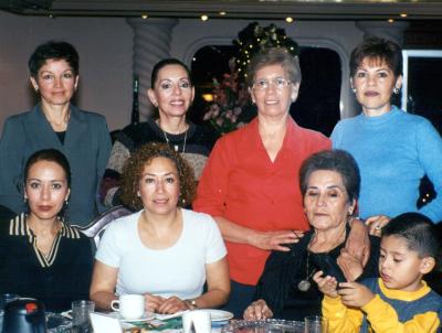 07 de diciembre 
Vicky Balderrama, Rita Rosales, Bertha Vega, Martha Leyva, Ana Luisa Adame, Caro Gutiérrez y Salomé Aarón fueron captadas en pasada reunión.