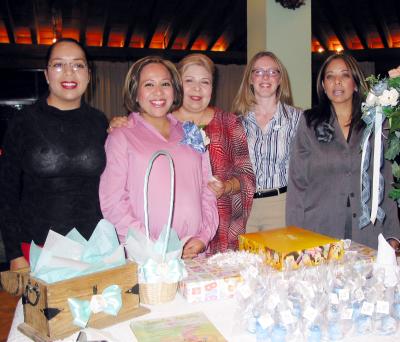 Beatriz Siomara Rivadeneyra de Flores acompañada de las organizadoras de su fiesta de canastilla.