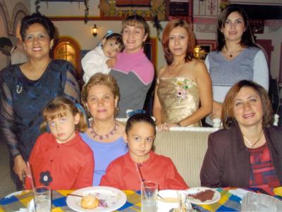 Carmen O. de Mena, Hannya de Santos, Nina de Muñoz, Chiquis de Santos, Cintha de Dávila y las pequeñas Ana Elisa, Melisa y Priscila Santos acompañaron a Elizabeth Salinas Morales en su primera despedida de soltera.