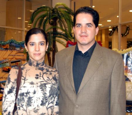 Lucía Ortega y Jesús Javier Campos captadas en un centro comercial de la localidad.