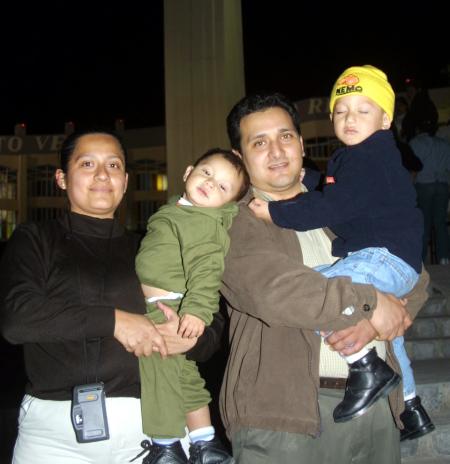 Ofelia Santiago y Jesús García con sus hijos Jesús Alejandro y Bruno de Jesús visitaron el Cristo de las Noas