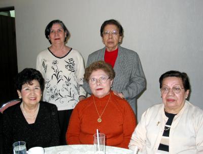 Toña Vega Hortencia Algaba, Pera de García, Cecilia Bayón y Ema Alonso, en una reunión en la víspera navideña.