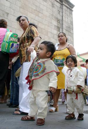 Decenas de grupos de 'concheros' (danzarines ataviados a la usanza prehispánica) tomaron la explanada de la Basílica de la Virgen de Guadalupe, y expresaron con sus bailes la devoción que sienten por la Patrona de México.