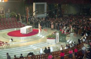 Miles de personas se congregaron en el recinto de La Basílica para cantar, rezar y bailar, fórmula utilizada desde hace siglos por los indígenas mexicanos para saludar a la Virgen.