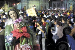 La extraordinaria devoción de los mexicanos por la Virgen les lleva a colocar pequeños altares con su imagen en los lugares más inverosímiles, como las puertas de los prostíbulos, las cantinas, los subterráneos, los mercados y, por supuesto, los autos, las paradas de taxi y los autobuses.