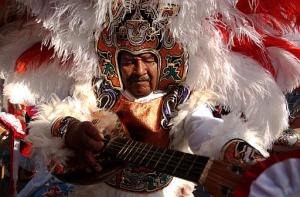 La devoción a la Virgen de Guadalupe, que se extiende en toda América y que abarca a todas las clases sociales, se hizo patente una vez más. Solos y en grupos, las personas se aproximaban a La Villa con imágenes en tela, madera, policromado y flores. Muchos llevaban camisetas con la imagen de la Patrona o del Milagro Guadalupano.